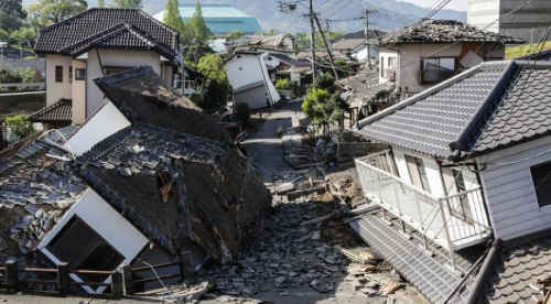 最大震度7を記録した平成28年熊本地震では多くの民家が全壊・半壊などの被害を受けました。／地震の震度とは・アウトドア趣味に関する総合情報サイト