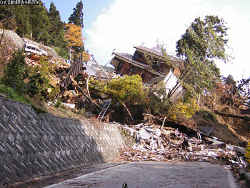 平成16年新潟県中越地震～震源が浅い直下型地震・崩壊して道路をふさぐ被災家屋／日本で起こった最大震度7の大地震