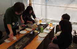 牡蠣小屋 横浜・八景島海の公園店。仲間同士で、ワイワイ陽気に殻付き牡蠣の網焼きバーベキューを楽しみます。