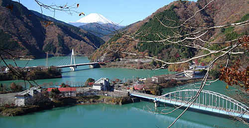 丹沢湖と富士山。丹沢は関東でも人気のアウトドアフィールドのひとつ。