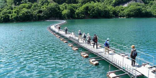 奥多摩湖。湖面には２ヶ所に浮橋がかかり対岸まで歩いて渡れます／奥多摩のキャンプ場