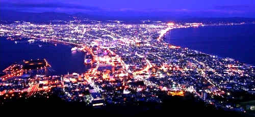 函館山からの函館市街の夜景。世界三大夜景のひとつに数えられます。／函館のキャンプ場